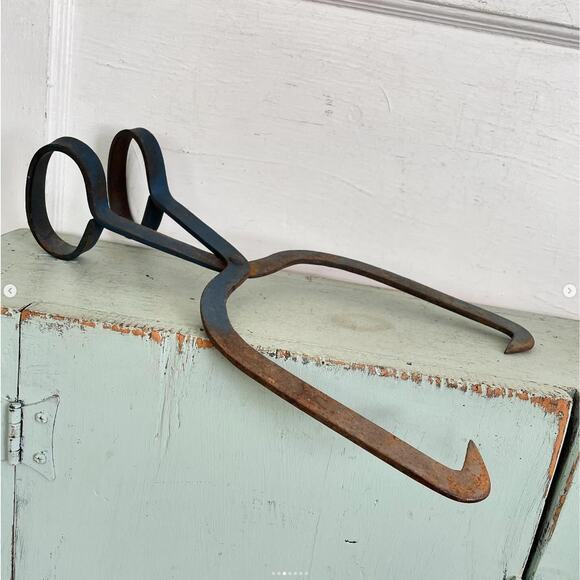 Vintage Rusty Metal Ice Block Tongs Blue Paint Industrial Farmhouse Salvage - Picture 3 of 7